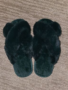 Plush Cross-Band Faux Fur Slippers in Dark Green